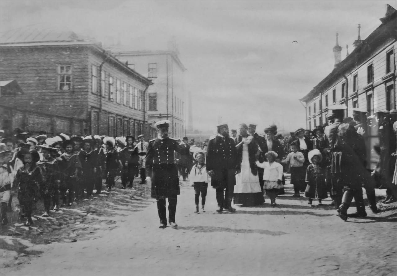Манежный переулок. Учащиеся младших классов мужской и женской гимназии на прогулке, Кронштадт начало XX в.