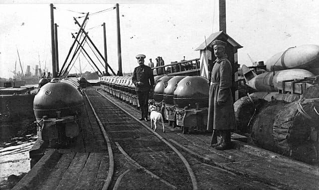 Якорные мины (обр. 1907 г.), приготовленные к погрузке на боевой корабль. Причал форта «Пётр Великий», Кронштадт 1910-е гг